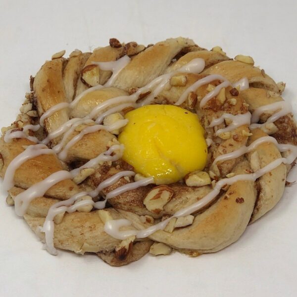 Kanelknute med vaniljekrem & mandler