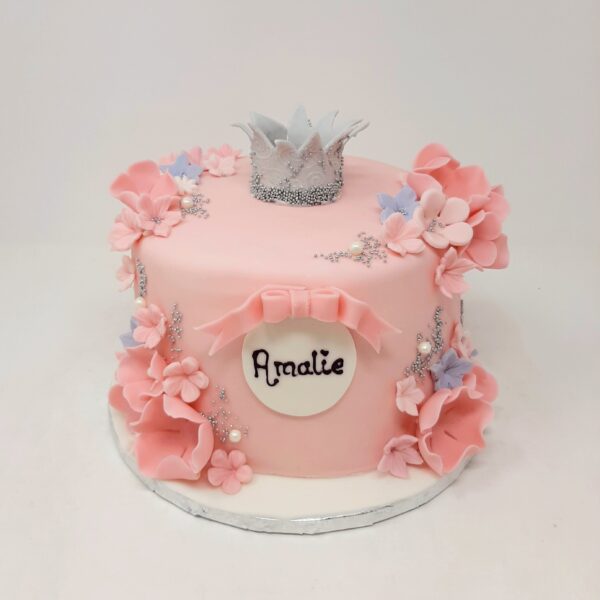 Høy prinsessekake med blomster