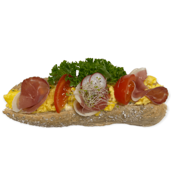Full pakke! Baguett med potetsalat, eggerøre og spekeskinke